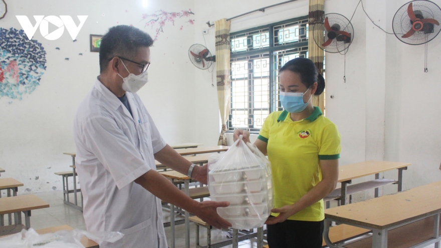 Women of Hanoi offer free meals for frontline workers during COVID-19 fight